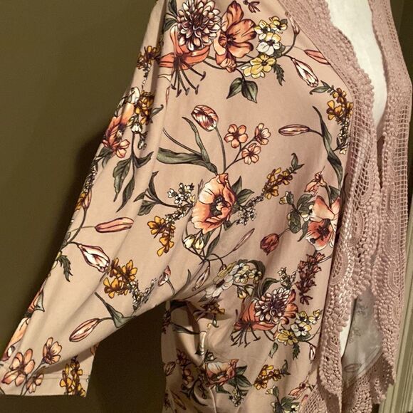 Justify Floral Kimono Cardigan Size L/XL Crocheted Trim - Picture 3 of 8